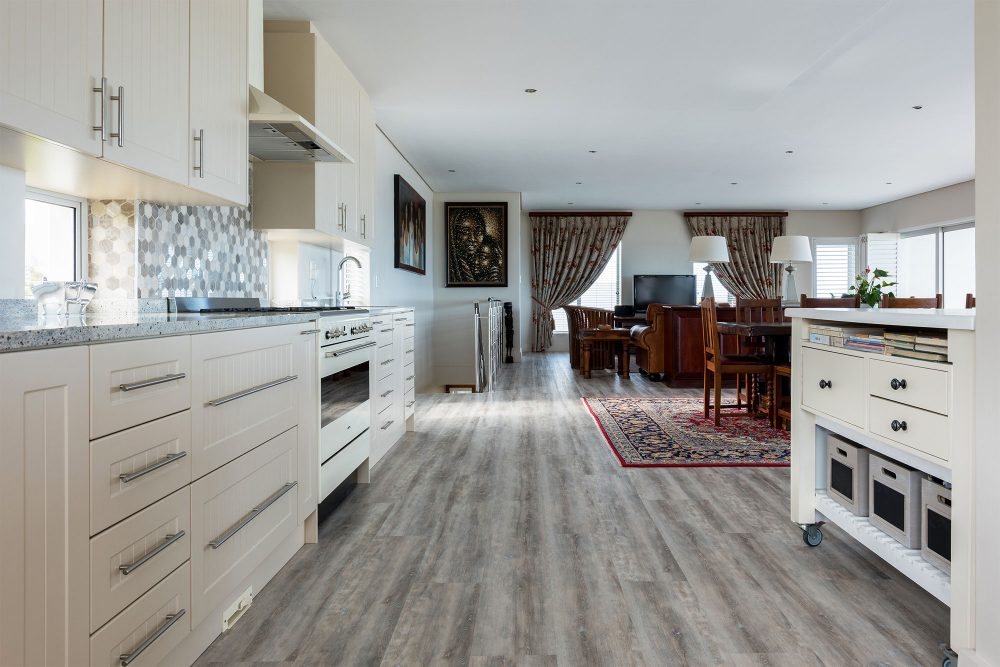 Laminate or Vinyl? Your Complete Guide to Choosing the Perfect Floor for Your Home
